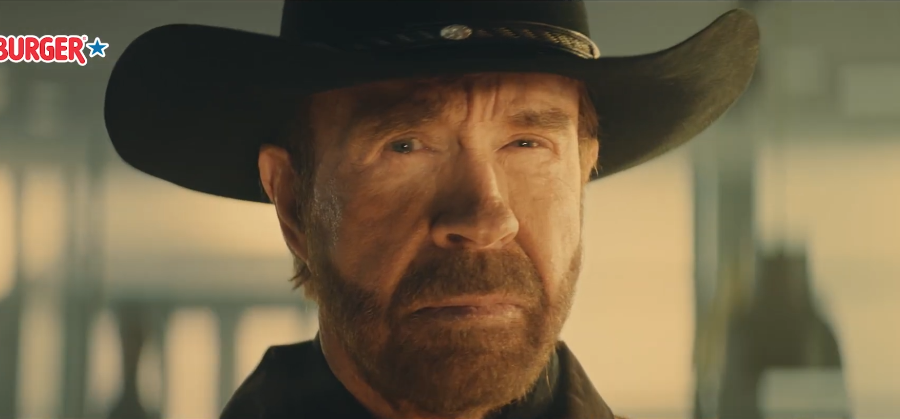 Chuck Norris cowboy-hatussa Hesburger-mainoksessa vuonna 2018